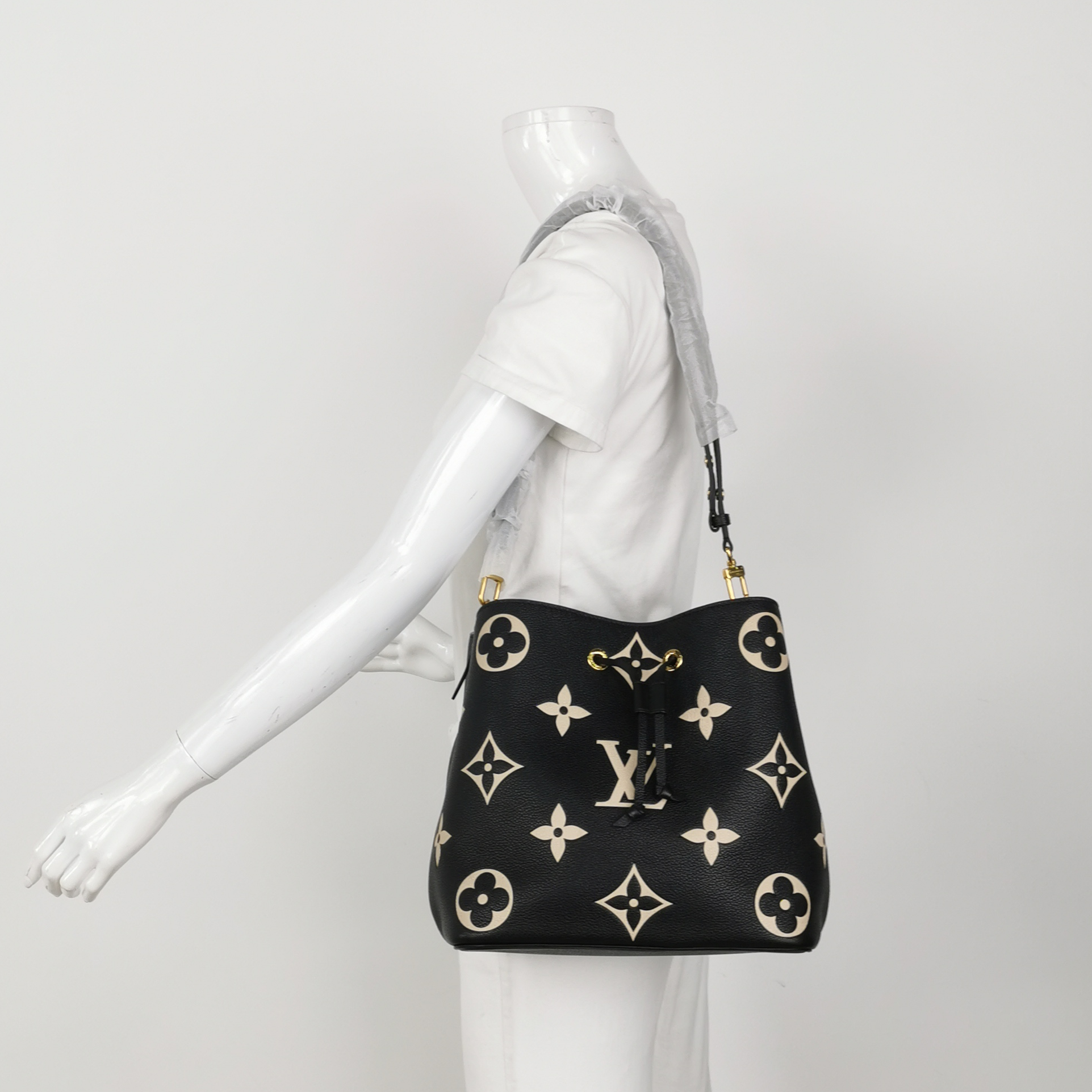 Louis Vuitton NÉONOÉ MM in Black Monogram Empreinte Leather with Matching Giant Monogram Pouch view 6