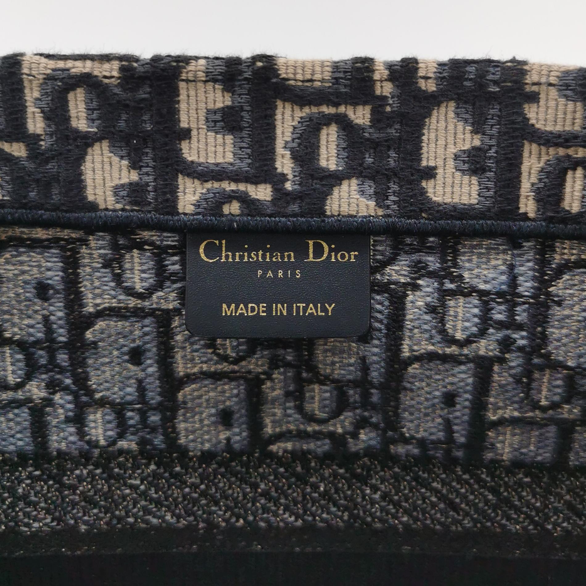 Dior Book Tote Medium in Black Oblique Jacquard view 7