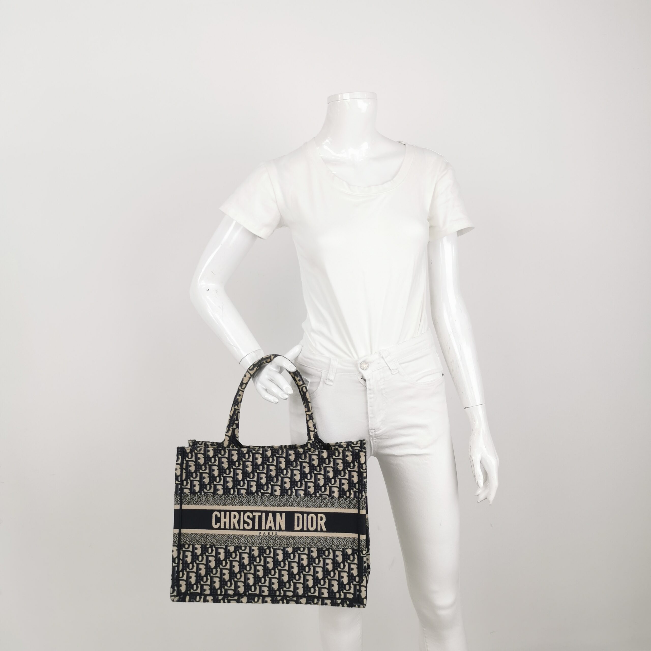Dior Book Tote Medium in Black Oblique Jacquard view 2